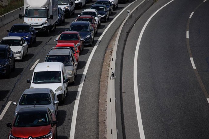 Archivo - Atasco en la autovía A-3 a la altura de Rivas, a 31 de marzo de 2023, en Madrid (España).