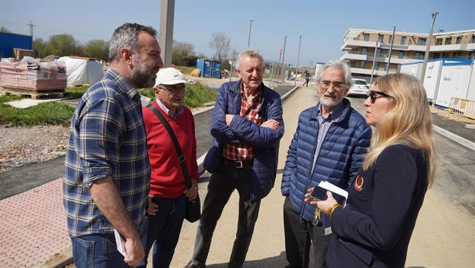 Jesús Manuel Finca, José Luis García, José María Rozada voluntarios de Sextaferia, Alberto Pajares, concejal, y la concejala de la Plataforma Vecinal de la Fresneda, Alejandra Cuadriello.