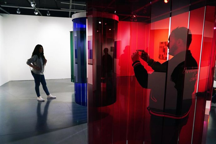 La exposición temporal del artista  'Cruz-Diez. El color en movimiento' se expone en el Museo Pompindou