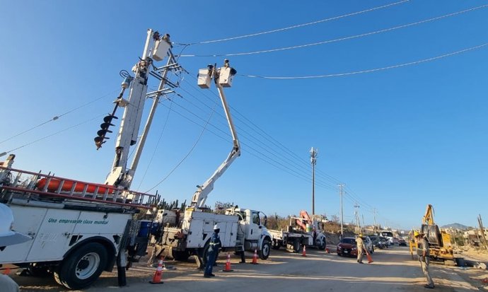 Archivo - Trabajadores de la compañía mexicana Comisión Federal de Electricidad (CFE)