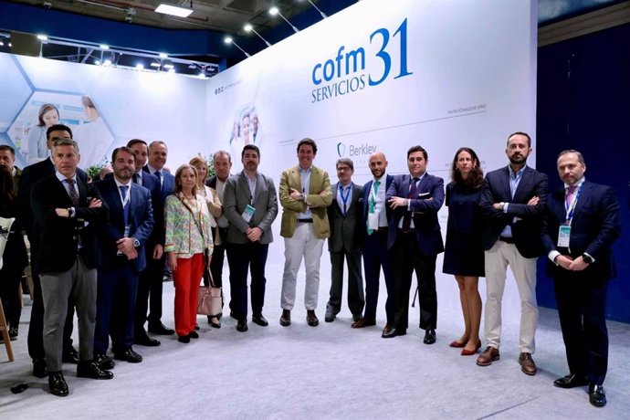 El presidente de Infarma, Manuel Martínez del Peral, junto a miembros del equipo  COFMS31 y patrocinadores