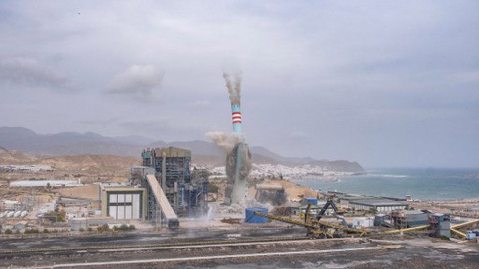 Voladura de la chimenea de 200 metros de la central térmica Litoral de Endesa en Carboneras (Almería).