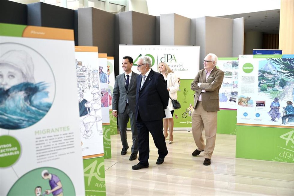El defensor del pueblo andaluz, Jesús Maeztu, en la inauguración de la exposición con motivo del 40 aniversario de la institución en Torre Sevilla.