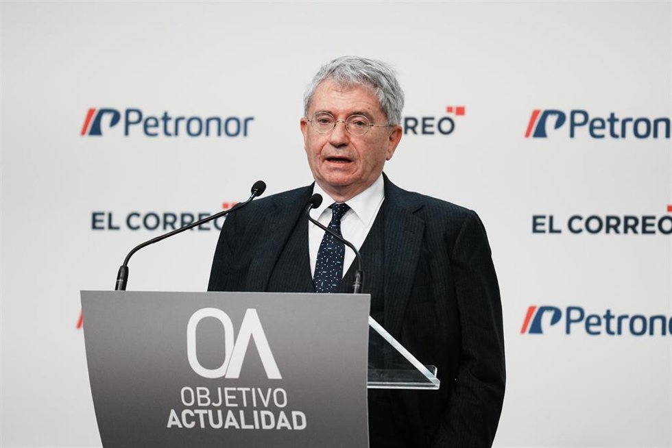 El presidente de Petronor, Emiliano López Atxurra, interviene durante la mesa redonda 'Reindustrialización: un pacto por el futuro de la industria', en el Palacio Euskalduna, a 21 de marzo de 2024, en Bilbao, Vizcaya, País Vasco (España).