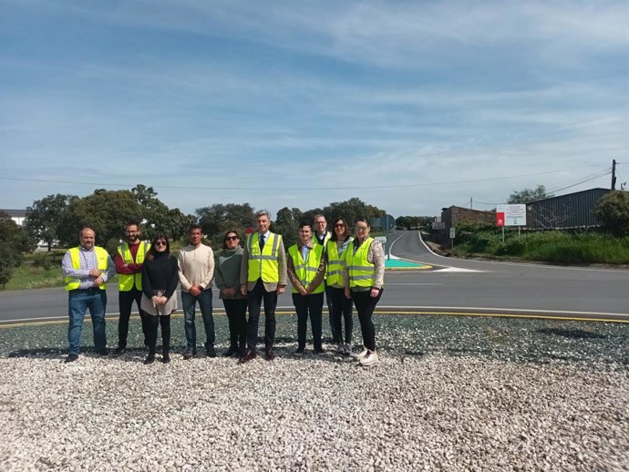 El vicepresidente primero y delegado de Infraestructuras, Sostenibilidad y Agricultura de la Diputación de Córdoba, Andrés Lorite (centro), en la recepción de las obras firme en la CO-6103 de Villanueva de Córdoba a Conquista.