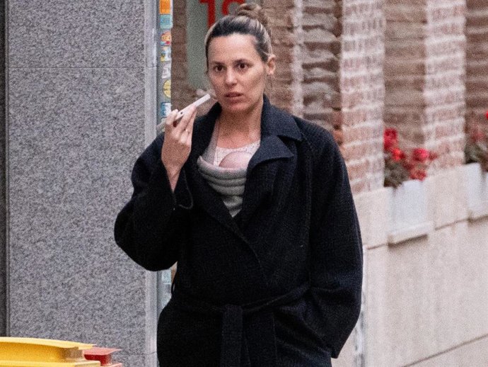 Claudia Osborne pasea con su hija Violeta