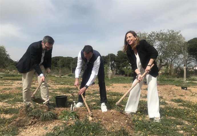 La alcaldesa de Zaragoza, Natalia Chueca, en la plantación de El Bosque de los Zaragozanos