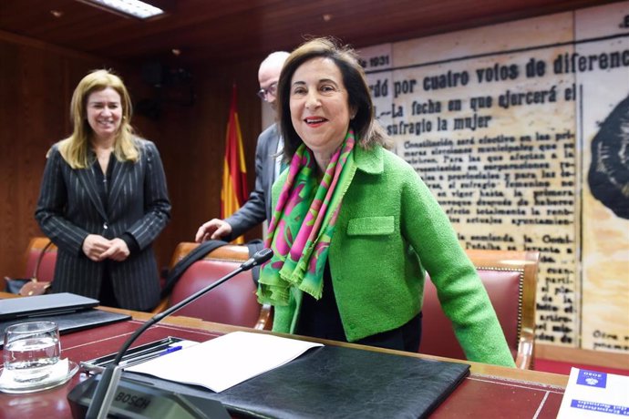 La ministra de Defensa, Margarita Robles (1d), a su llegada a una comisión, en el Congreso de los Diputados, a 21 de marzo de 2024, en Madrid (España).