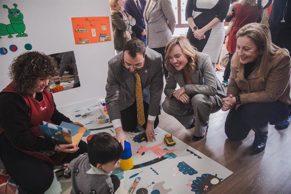 Pilar Alegría, en una visita a un centro educativo