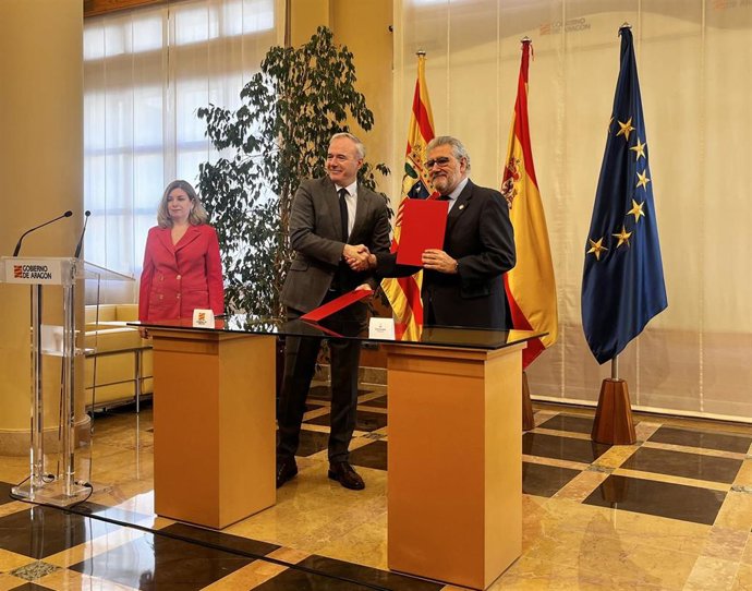 El presidente firma un acuerdo con la Universidad de Zaragoza para el incremento de plazas de nuevo ingreso en Ingeniería Informática.