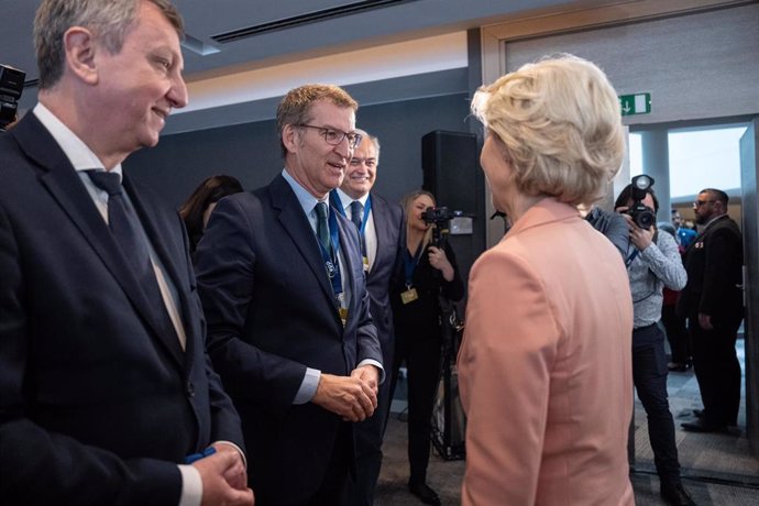 El líder del PP, Alberto Núñez Feijóo, saluda a la presidenta de la Comisión Europea, Ursula von der Leyen, en la reunión del PPE en Bruselas.