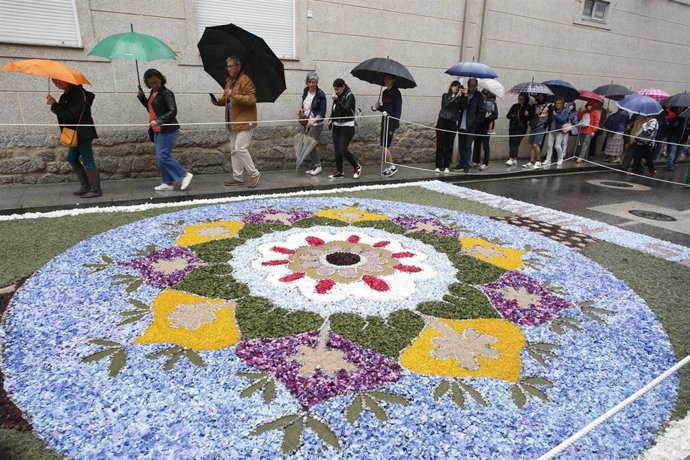 Archivo - Varias personas pasan al lado de las alfombras florales en Ponteareas, a 19 de junio de 2022, en Ponteareas, Pontevedra, Galicia (España). Las alfombras florales han inundado algunas de las principales calles del municipio pontevedrés con moti