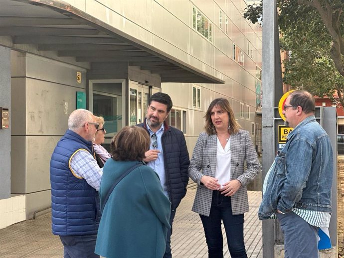 Los concejales del PSOE Horacio Royo y Lola Ranera, con vecinos del barrio del Arrabal.