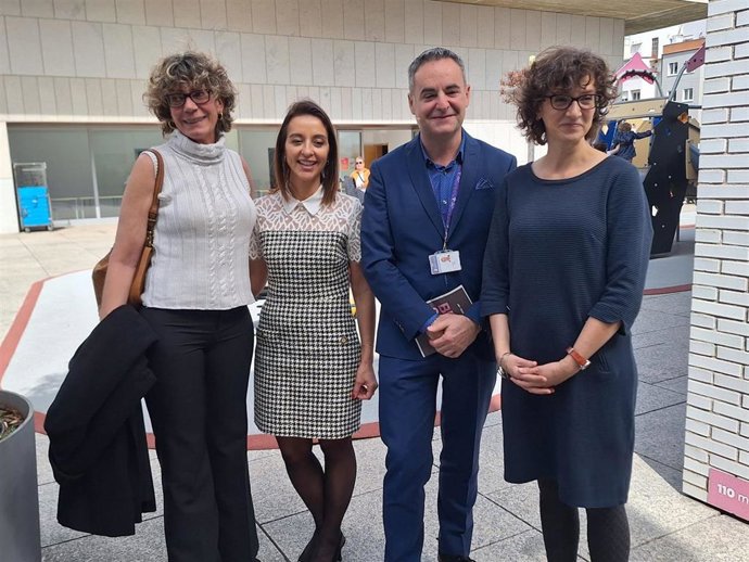 De izquierda a derecha, la paciente Eva Usona, los cirujanos Gemma Ponts y Jauma Masi y la paciente Marta Bondia en el Hospital Sant Pau