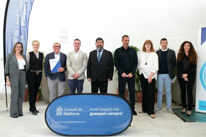 El conseller insular de Medio Ambiente, Medio Rural y Deportes, Pedro Bestard, junto con los representantes de cadenas hoteleras y casas de colonias que participarán en las 'Estades esportives' de 2024