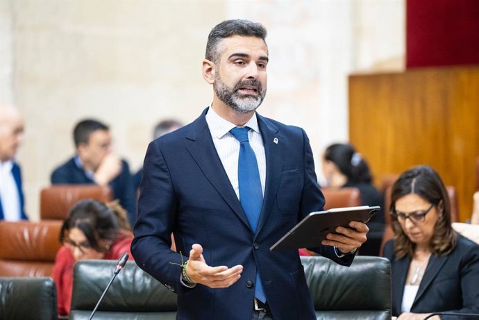 El consejero de Sostenibilidad, Medio Ambiente y Economía Azul, Ramón Fernández Pacheco en el Pleno del Parlamento andaluz