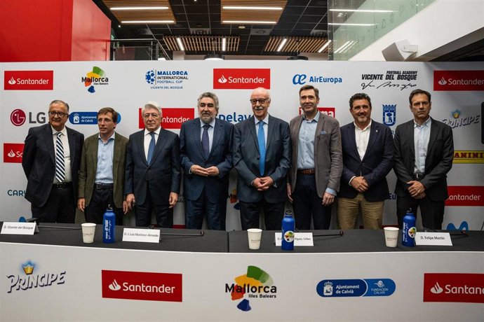 El alcalde de Madrid, Martínez-Almeida (2i); el presidente del Atlético de Madrid, Enrique Cerezo (3i); el  presidente del CSD, Rodríguez Uribes; el exentrenador de la selección, Del Bosque (4d);en la presentación del Campus Vicente del Bosque, en Madri