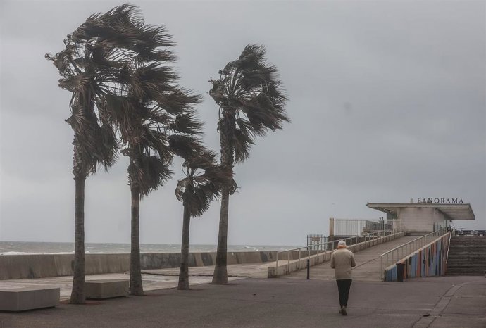 Archivo - Dos personas caminan en la Playa de la Malvarrosa, a 25 de marzo de 2022, en Valencia, Comunidad Valenciana (España). 