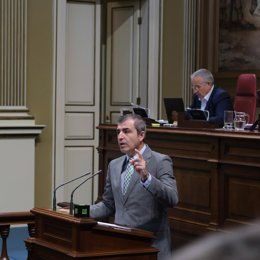 El consejero de Economía, Manuel Domínguez, durante su intervencion en el pleno de esta semana