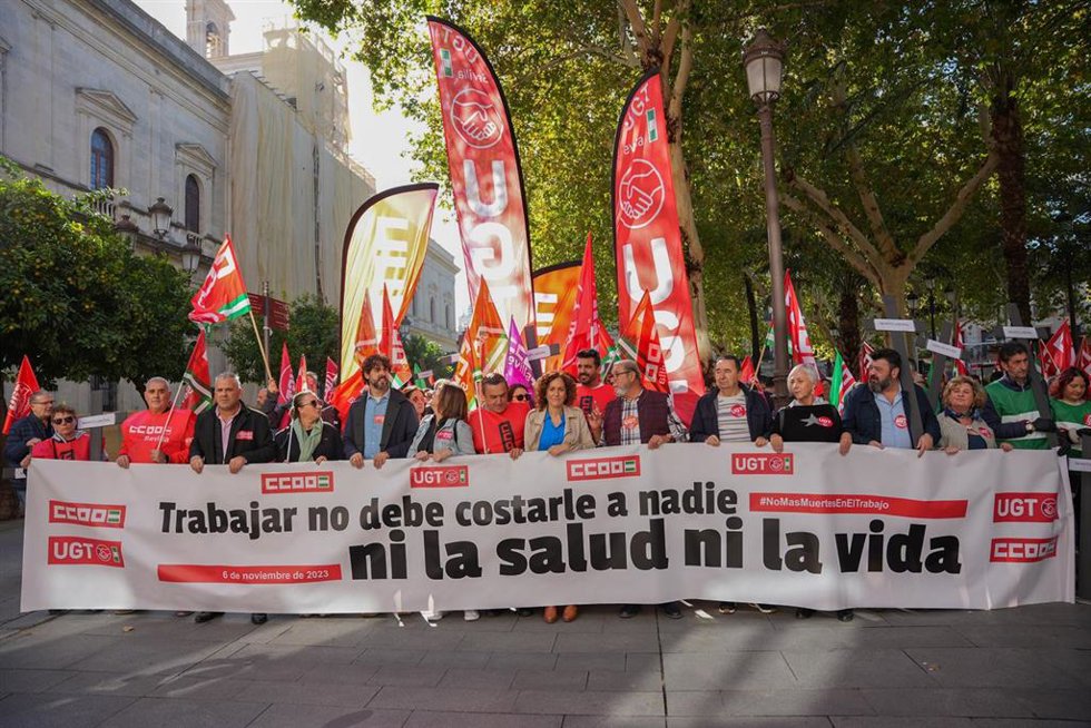 Archivo - Concentración de UGT y CCOO contra la siniestralidad laboral, en imagen de archivo. 