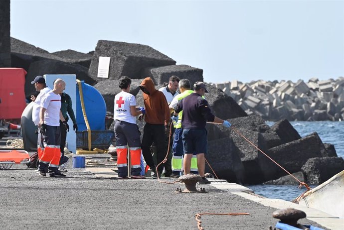 Archivo - Los equipos sanitarios atienden a varios migrantes en el puerto de La Restinga, a 26 de enero de 2024, en El Hierro, Santa Cruz de Tenerife, Tenerife, Canarias (España).