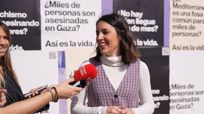 Imagen de la candidata de Podemos a las elecciones europeas, Irene Montero, en la presenciación de la campaña de su formación titulada 'Así es la vida'.