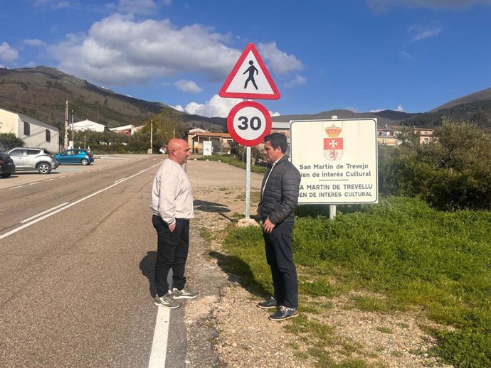 El diputado de Fomento visita la localidad de San Martín de Trevejo para conocer sus reivindicaciones