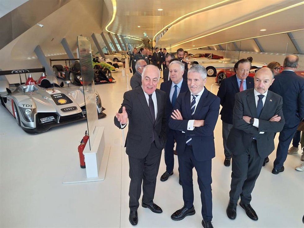 El ministro del Interior, Fernando Grande-Marlaska, acompañado por el presidente de la Fundación Ibercaja, José Luis Rodrigo, en su visita al museo de Mobilty City