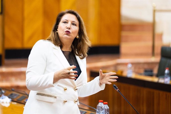 La consejera de Agricultura, Pesca, Agua y Desarrollo Rural, Carmen Crespo, en la sesión plenaria del Parlamento