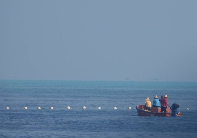 Archivo - Varios pescadores cerca del bajo de Masinloc, en las aguas en disputa del mar de China Meridional.