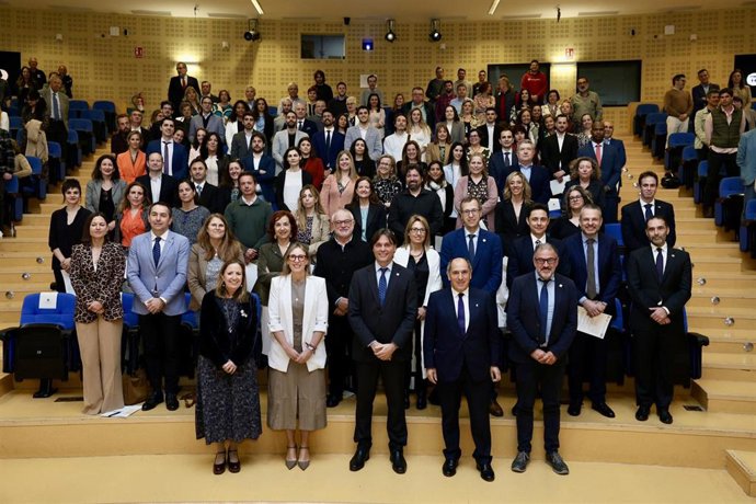 Foto de familia con los premiados presidida por el rector de la Pablo de Olavide de Sevilla, Francisco Oliva.
