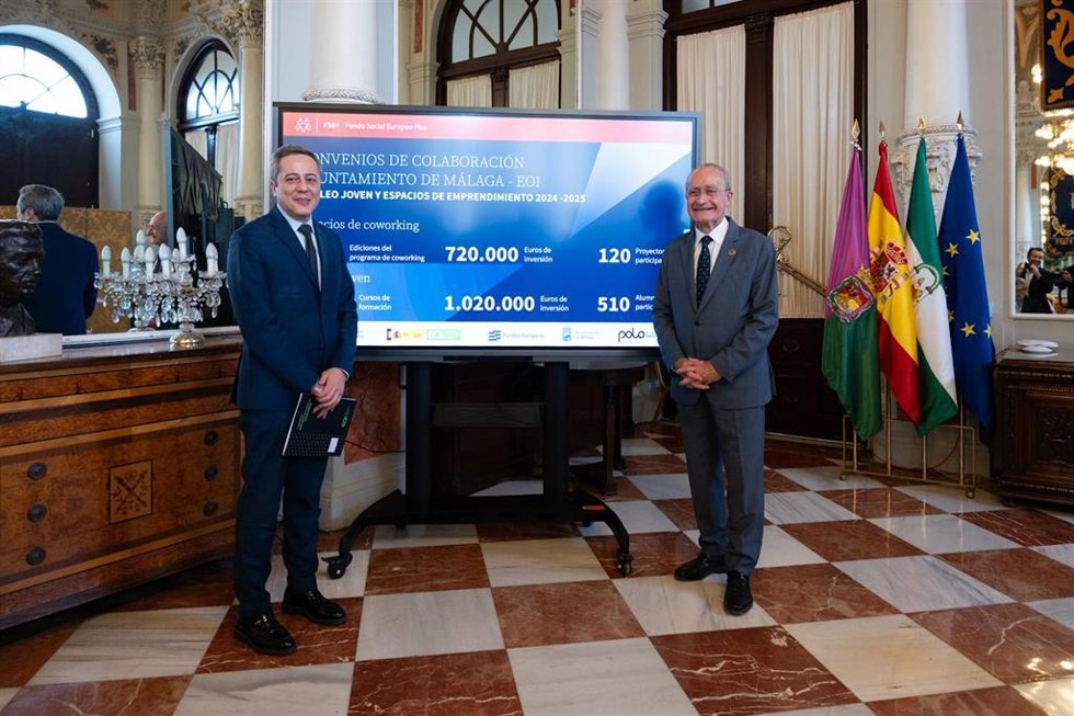 El alcalde de Málaga, Francisco de la Torre, y el director general de la Escuela de Organización Industrial, José Bayón, en rueda de prensa