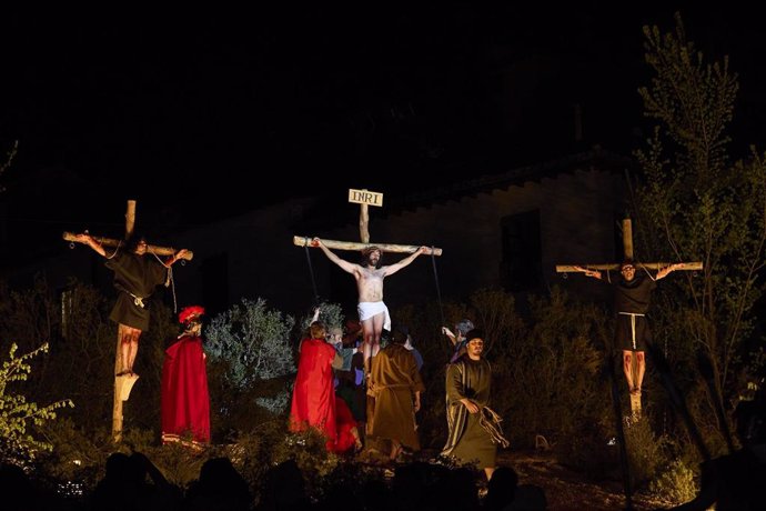 Archivo - Varios vecinos interpretan la Pasión de Cristo en Chinchón, en el casco histórico, a 8 de abril de 2023, en Chinchón, Madrid (España). 