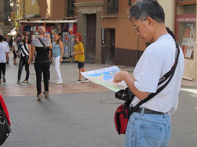 Archivo - Turista en una imagen de archivo 