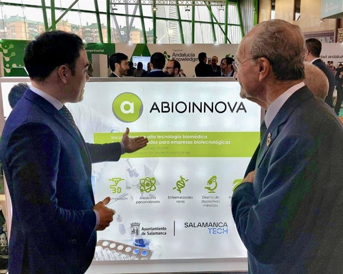 El concejal salmantino Pedro Martínez (i) presenta Abioinnova en el foro Transfiere de Málaga
