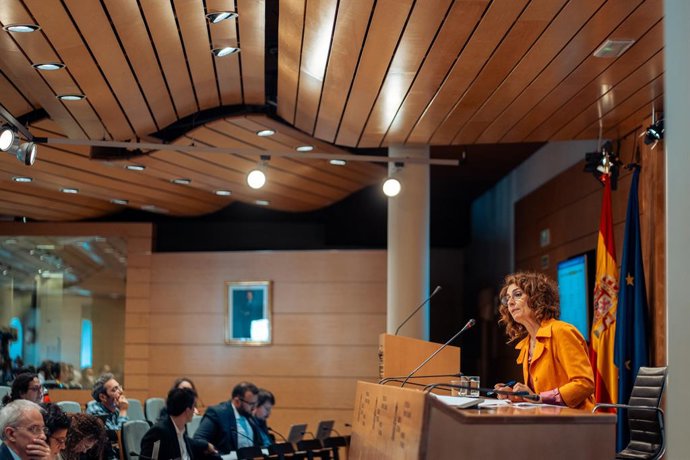 La vicepresidenta primera del Govern i ministra d'Hisenda, María Jesús Montero, durant una roda de premsa per a presentar l'avan del tancament de l'execució pressupostria del conjunt de les Administracions Públiques de l'exercici 2023, 