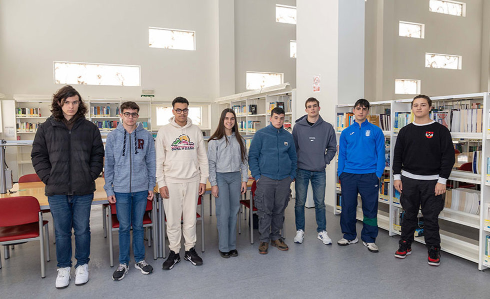 De izq. A dcha.: Balbino Sobreviela (Aragón), Anuar Egozcue (Navarra), el medallista Zakariae Bouazzaoui (Navarra); Malena Fernández (Aragón), Juan López (La Rioja); Mikel Pérez de Gracia (Navarra), Helio Vázquez (La Rioja) y Álex Ginovart (Aragón).
