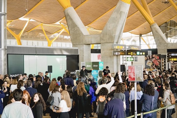 Presentación de Locos por la música en la T4 del aeropuerto Adolfo Suárez Madrid Barajas.