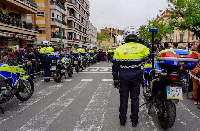 Archivo - Agentes de la Policía Local en los prolegómenos de una procesión 