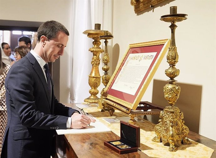 El presidente del Consell de Mallorca, Llorenç Galmés, firma en el libro de honor de San Pietro in Vincoli dentro de sus actos en Roma por el 450 aniversario de la muerte de Santa Catalina Tomàs.