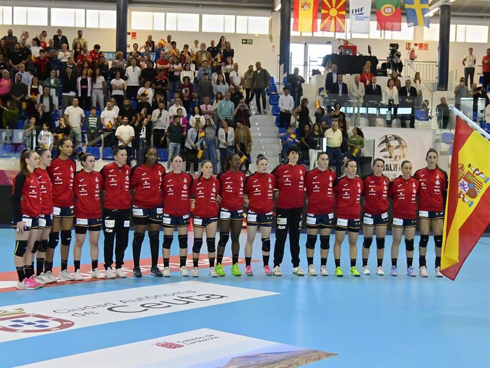 Las Guerreras antes de un partido de España de balonmano contra Macedonia