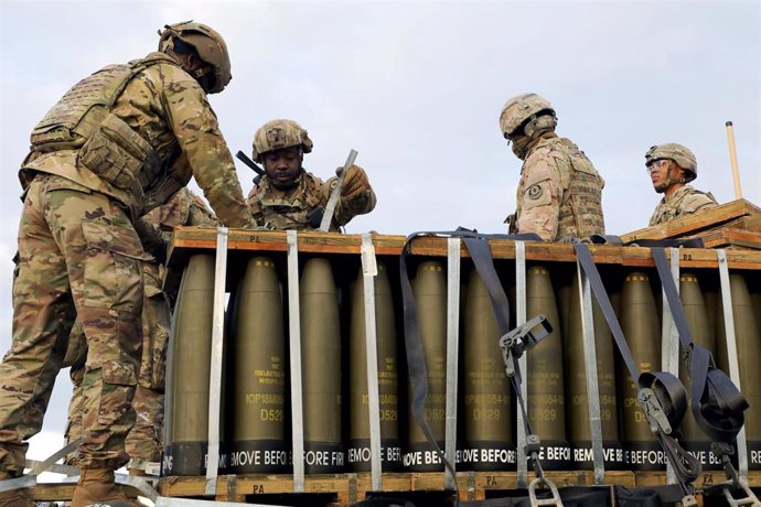 Archivo - November 7, 2022 - Grafenwoehr, Bayern, Germany - U.S. Soldiers assigned to C Battery, Field Artillery Squadron, 2nd Cavalry Regiment, prepare 155mm ammunition during a Table XV Battery Certification live fire exercise at the 7th Army Training C