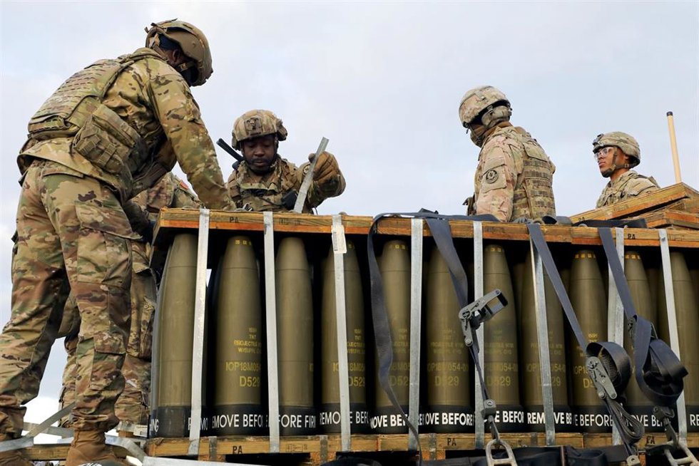 Archivo - November 7, 2022 - Grafenwoehr, Bayern, Germany - U.S. Soldiers assigned to C Battery, Field Artillery Squadron, 2nd Cavalry Regiment, prepare 155mm ammunition during a Table XV Battery Certification live fire exercise at the 7th Army Training