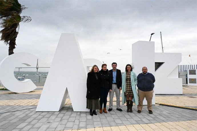El alcalde de Cádiz, Bruno García, y la teniente de alcalde de Turismo, Beatriz Gandullo, junto a representantes vecinales y entidades turísticas, presentan el nuevo punto de información turística del barrio de Puntales.