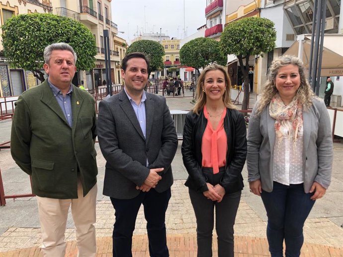 La alcaldesa de Alcalá (Sevilla) comprueba "los últimos detalles" del montaje de la carrera oficial en La Plazuela.