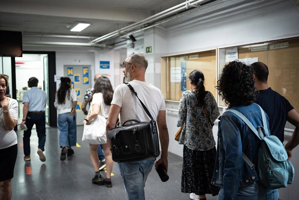 Archivo - Opositores llegan para examinarse.- Archivo