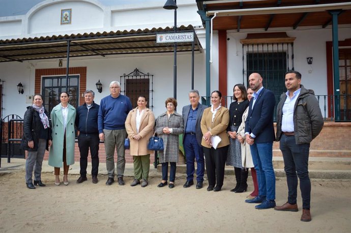 Descurbimiento del cartel de la nueva calle en el Rocío dedicada a las camaristas de la Virgen.