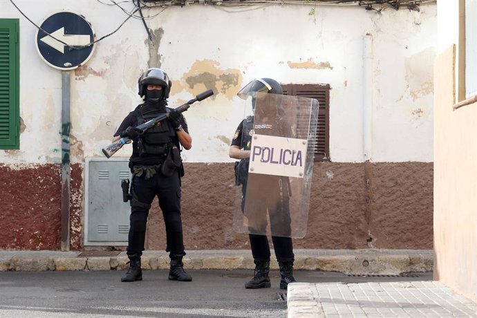 Archivo - Varios agentes de Policía durante un operativo antidroga en el barrio de La Soledad, a 23 de octubre de 2023, en Palma de Mallorca, Mallorca, Islas Baleares (España). 