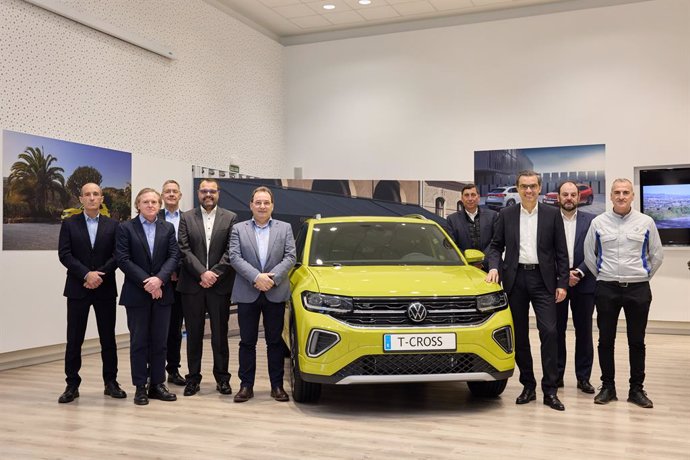 Michael Hobusch, presidente de Volkswagen Navarra, junto a otros directivos de la compañía y el presidente del comité de empresa