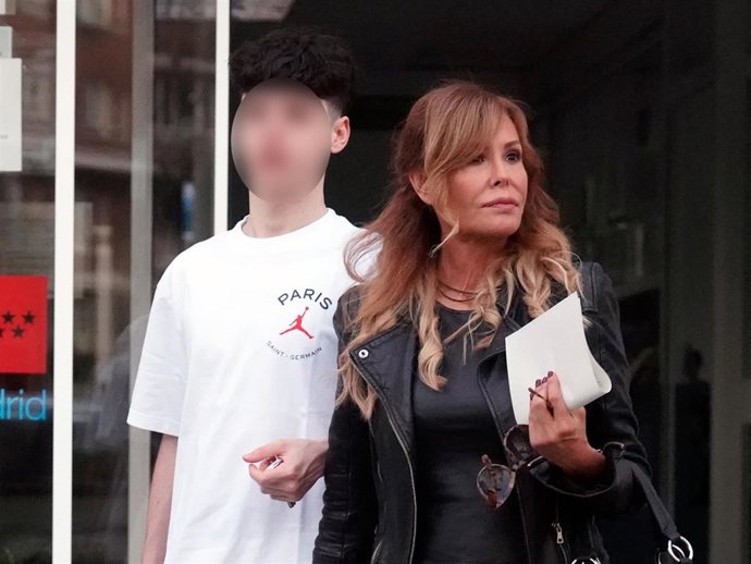 Lara Dibildos acude a un centro de salud con su hijo Álvaro, a 18 de marzo de 2024, en Madrid (España)